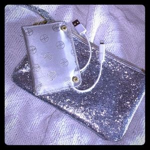 Adrienne Vittadini phone charger wristlet
